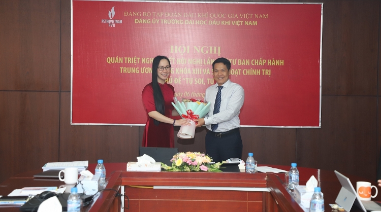 Đảng ủy PVU tổ chức Hội nghị quán triệt Nghị quyết Hội nghị Trung ương 4, Khoá XIII và sinh hoạt chính trị chủ đề “Tự soi, tự sửa” Đảng ủy PVU tổ chức Hội nghị quán triệt Nghị quyết Hội nghị Trung ương 4, Khoá XIII và sinh hoạt chính trị chủ đề “Tự soi - Tự sửa”