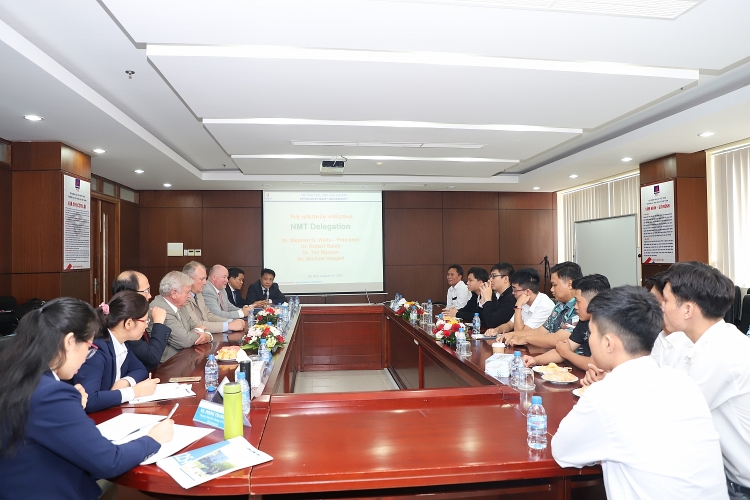 PVU tổ chức giao lưu giữa phụ huynh và sinh viên chương trình Liên kết với Lãnh đạo trường New Mexico Tech (Mỹ) PVU tổ chức giao lưu giữa phụ huynh và sinh viên chương trình liên kết với lãnh đạo trường New Mexico Tech (Mỹ)