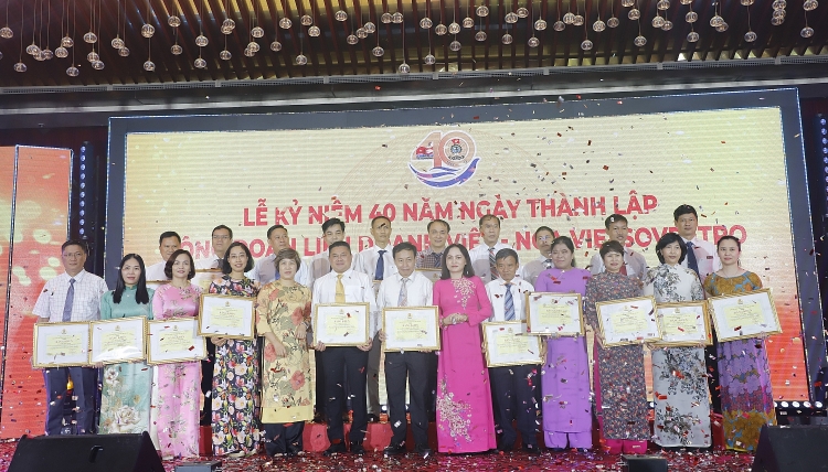 Công đoàn Vietsovpetro long trọng tổ chức Lễ kỷ niệm 40 năm ngày thành lập Công đoàn Vietsovpetro long trọng tổ chức Lễ kỷ niệm 40 năm ngày thành lập