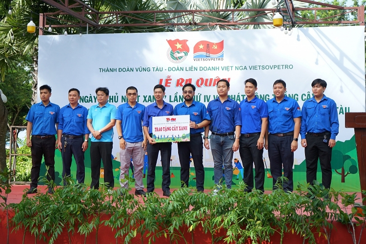 Đoàn Thanh niên Vietsovpetro khu vực Cụm Cảng phối hợp với Thành đoàn Vũng Tàu tổ chức ngày “Chủ nhật Xanh”