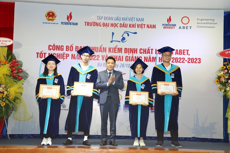Trường Đại học Dầu khí Việt Nam khai giảng năm học mới 2022-2023 và trao bằng thạc sĩ, kỹ sư
