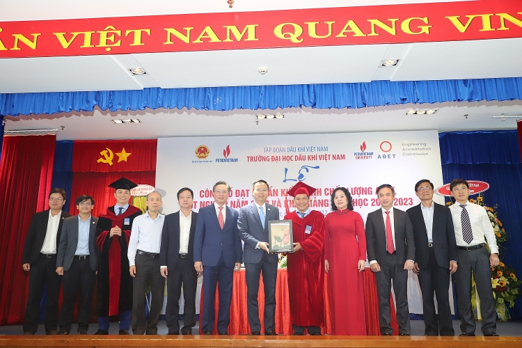 Trường Đại học Dầu khí Việt Nam khai giảng năm học mới 2022-2023 và trao bằng thạc sĩ, kỹ sư