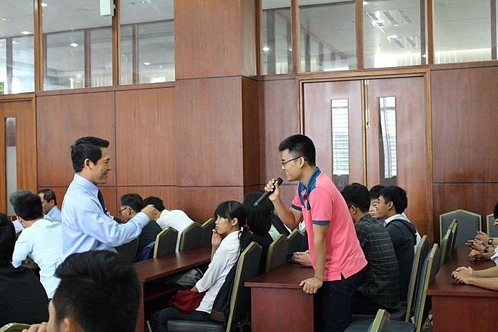 Khi ta ở chỉ là nơi đất ở   Khi ta đi đất đã hóa tâm hồn