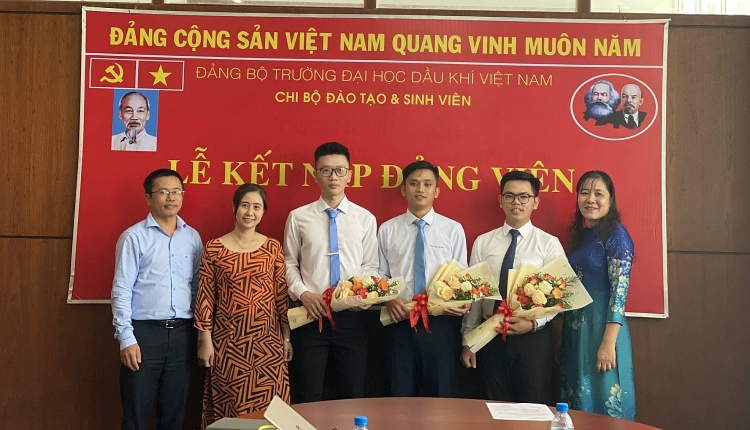 Phát triển Đảng trong sinh viên: Tạo đà xây dựng nguồn nhân lực chất lượng cao cho ngành Dầu khí và Xã hội Phát triển đảng trong sinh viên: Tạo đà xây dựng nguồn nhân lực chất lượng cao cho ngành Dầu khí và xã hội
