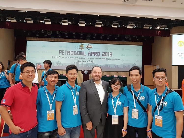 Phát triển Đảng trong sinh viên: Tạo đà xây dựng nguồn nhân lực chất lượng cao cho ngành Dầu khí và Xã hội Phát triển đảng trong sinh viên: Tạo đà xây dựng nguồn nhân lực chất lượng cao cho ngành Dầu khí và xã hội