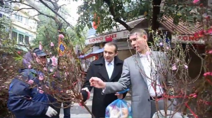 xuc dong hinh anh dai su nuoc ngoai don tet tai viet nam