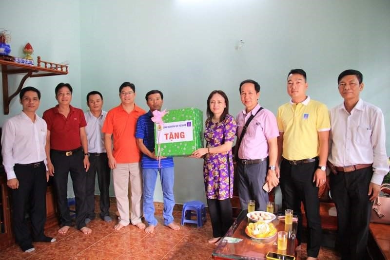 cd dkvn trao nha mai am cong doan cho doan vien ptsc