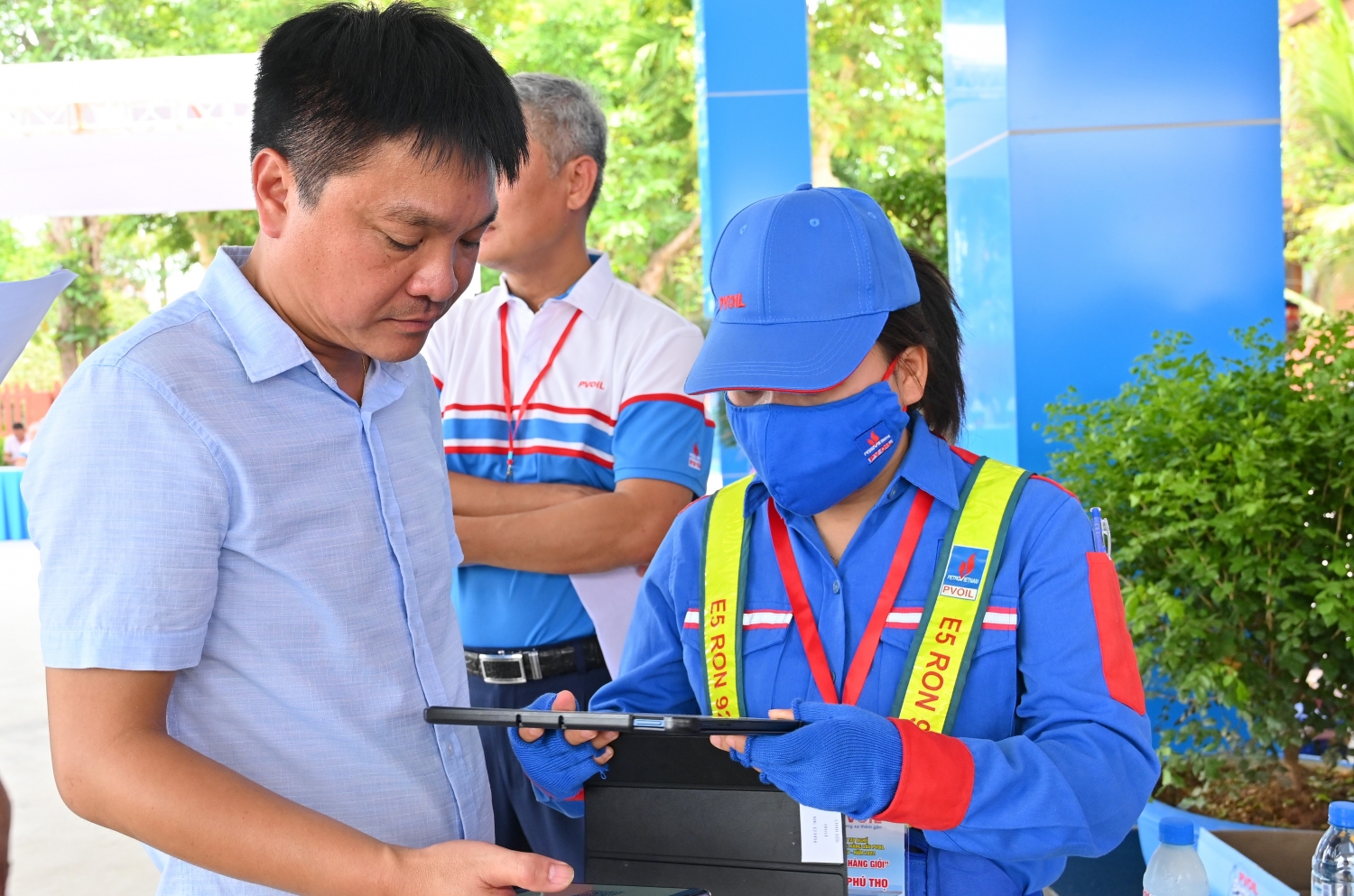 Thi thực hàng bán hàng