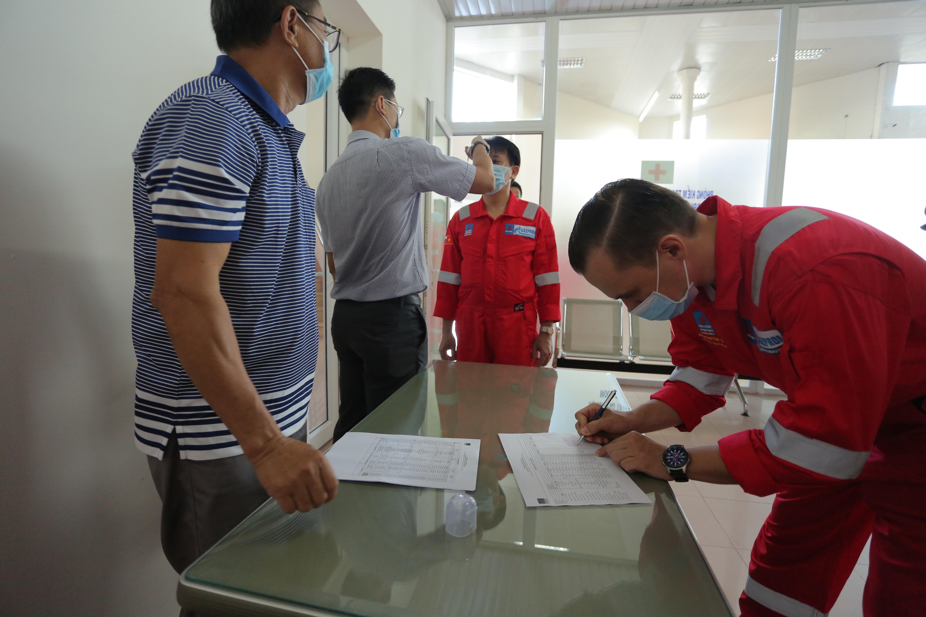 biendong poc tranh bay chu quan xua tan covid