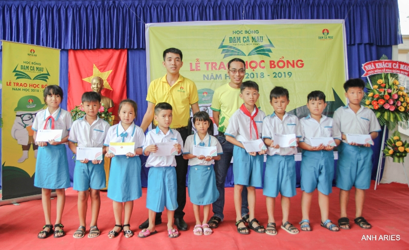 pvcfc trao hoc bong cho hoc sinh tren dia ban tinh ca mau