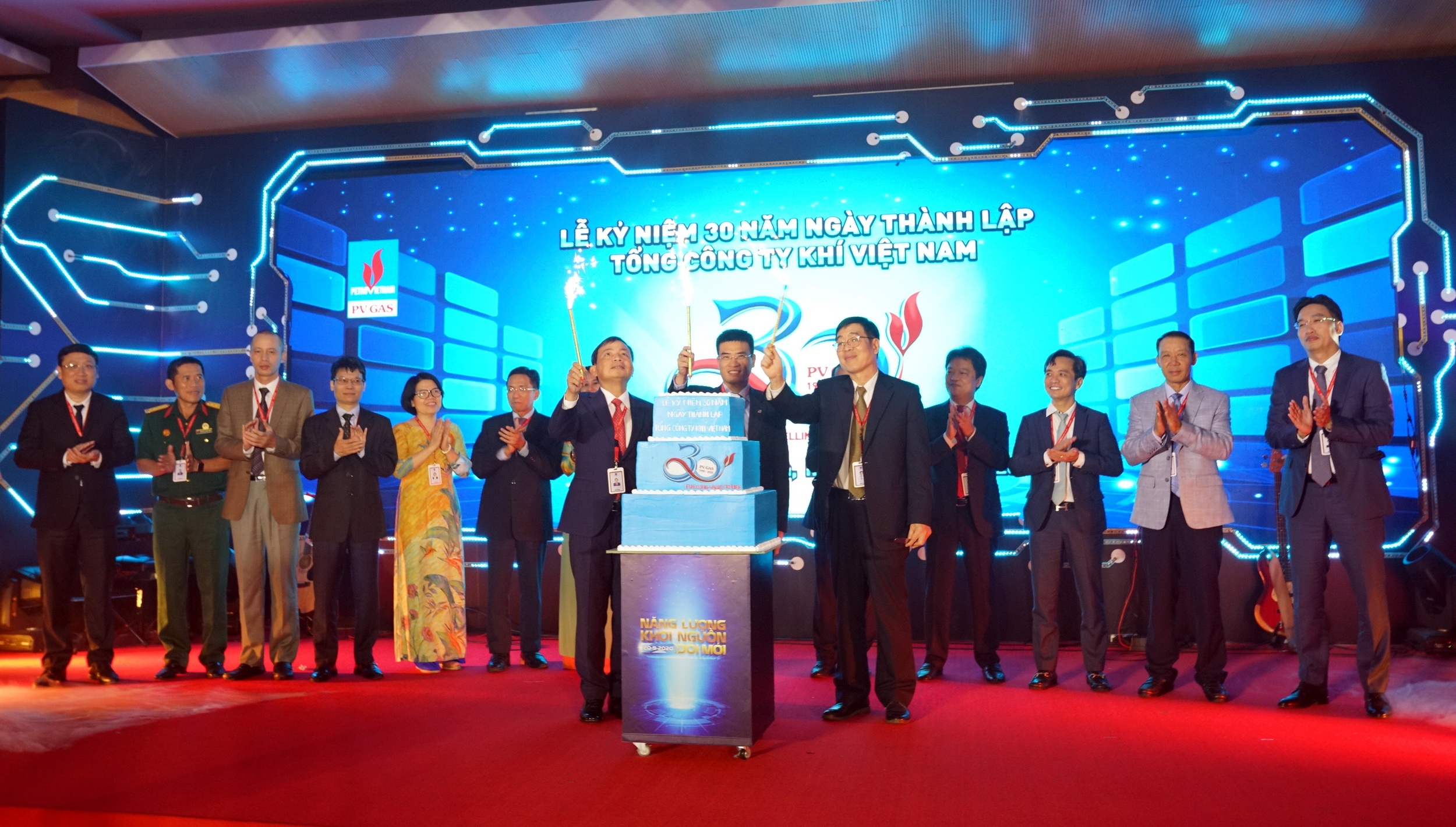 0209-5nghi-thuc-chuc-mung-sinh-nhat-pv-gas