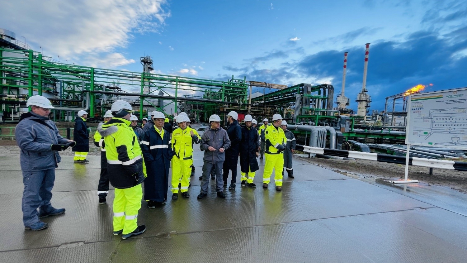 Tổng giám đốc Petrovietnam Lê Mạnh Hùng kiểm tra các hạng mục công trình tại LD Rusvietpetro