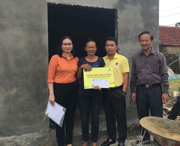 dam ca mau huong ve dong bao mien trung lu lut