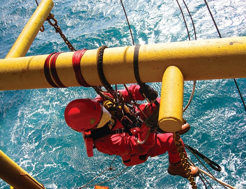 Người lao động PVD Offshore làm việc trên giàn khoan