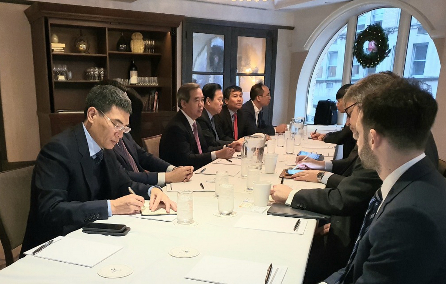 truong ban kinh te trung uong nguyen van binh dan dau doan lam viec voi tap doan aes