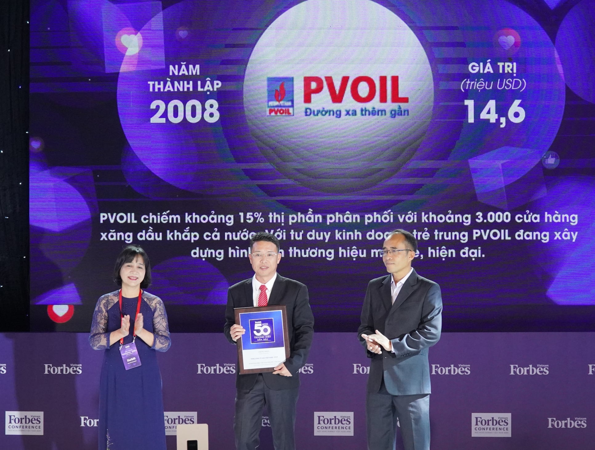Ông Nguyễn Tuấn Tú – Phó Tổng Giám đốc PVOIL đại diện nhận vinh danh 50 thương hiệu dẫn đầu