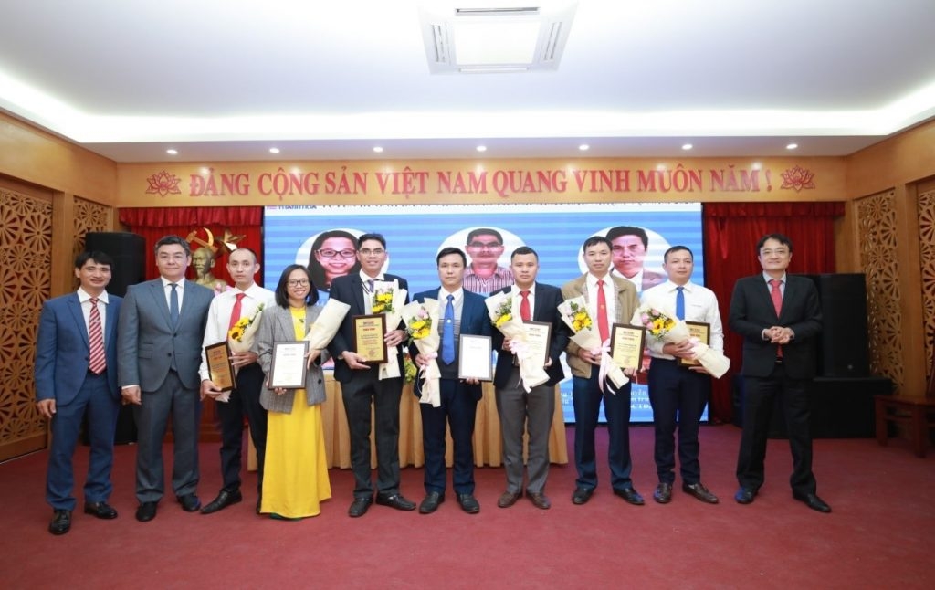 Tuyên dương Đảng viên hoàn thành xuất sắc nhiệm vụ trong năm 2020.