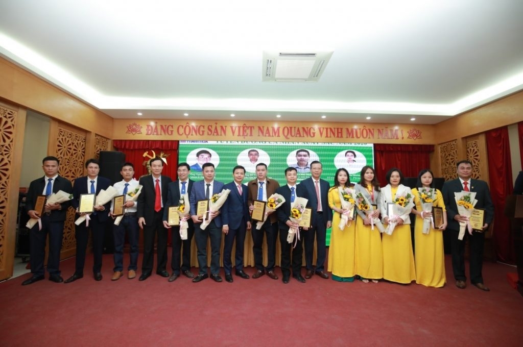 Tuyên dương CBCNV có thành tích xuất sắc trong lao động sản xuất năm 2020.