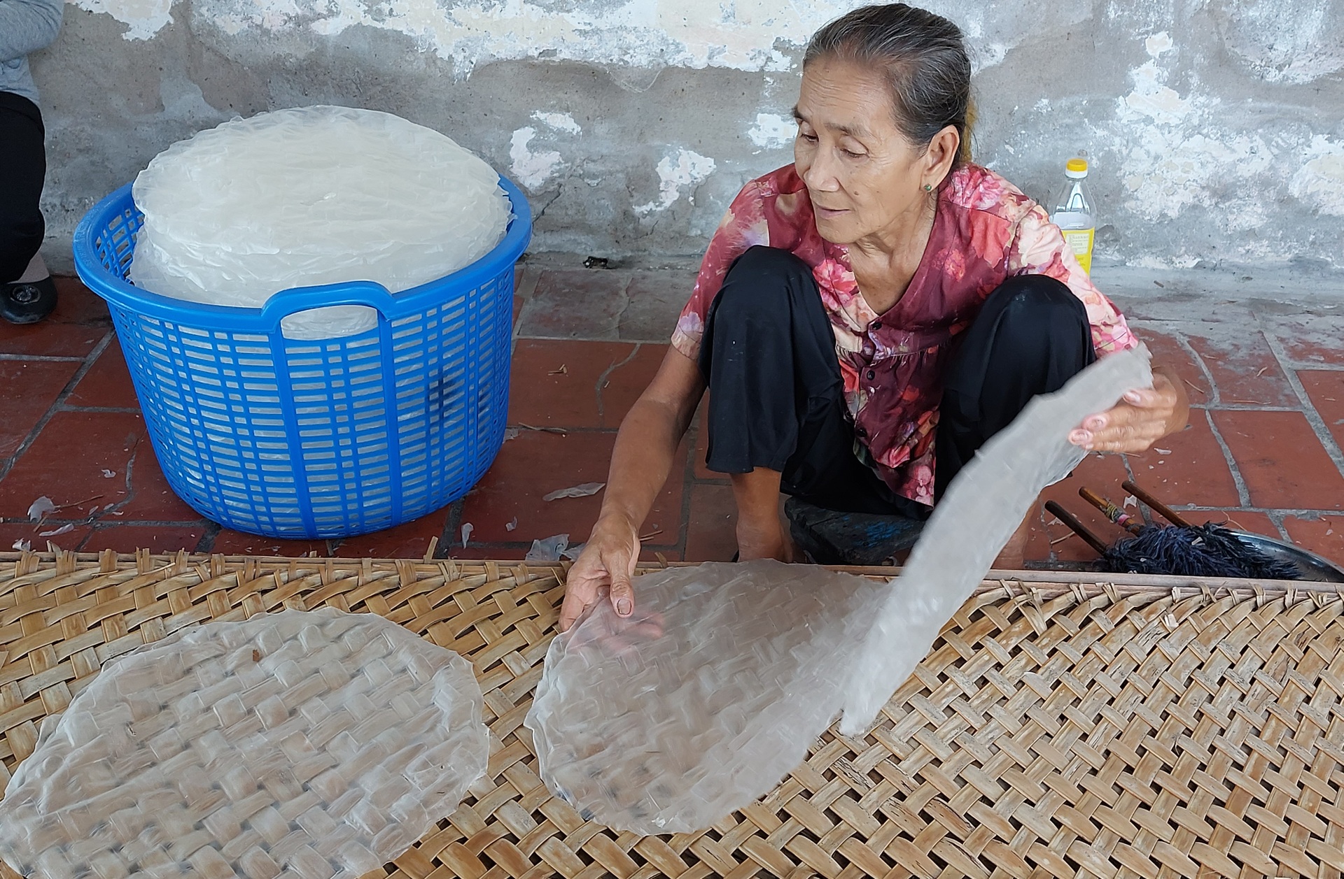 Làng nghề bánh tráng 100 tuổi tất bật những ngày giáp Tết - 6