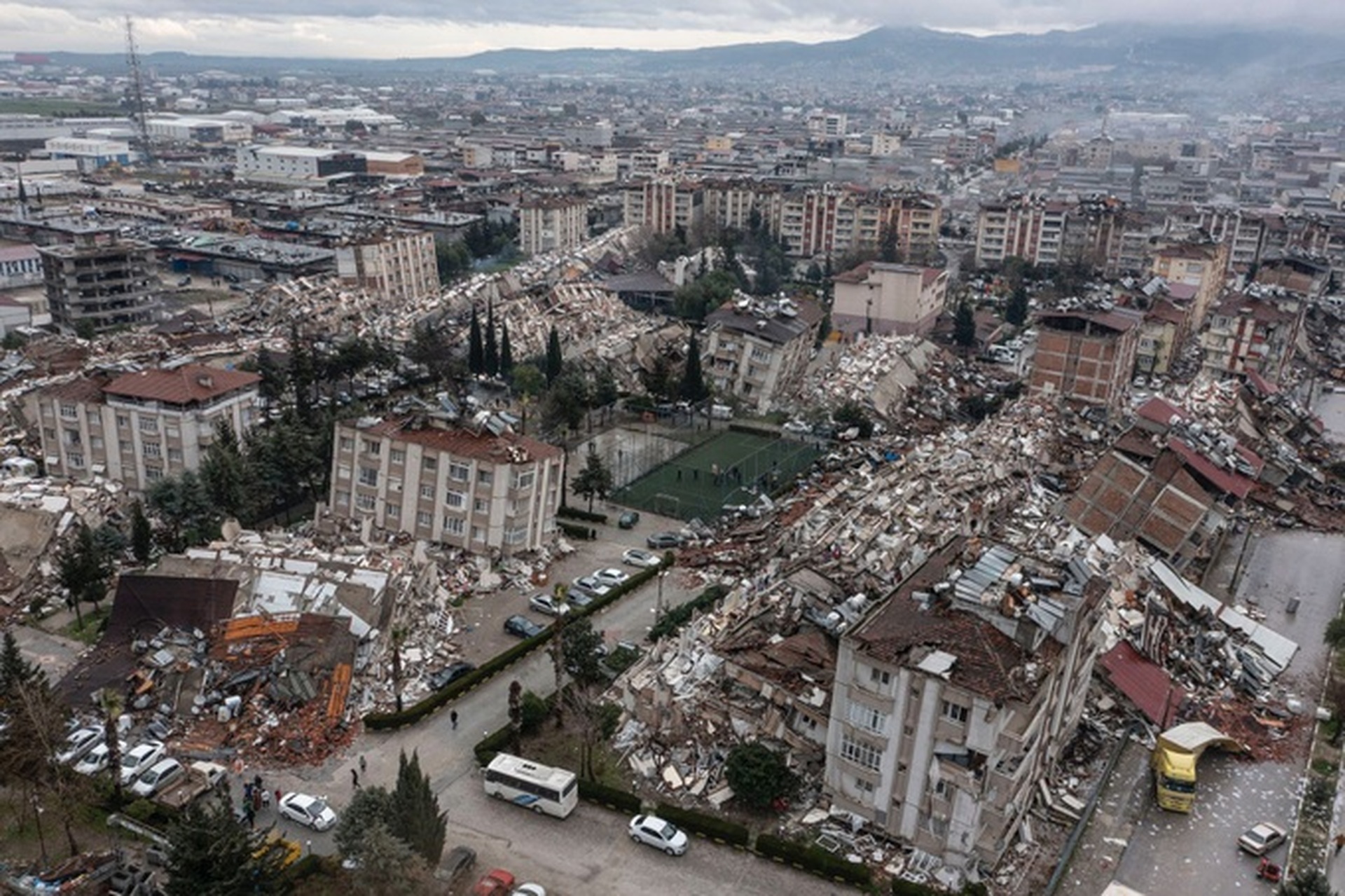 Thổ Nhĩ Kỳ, Syria tan hoang như bãi chiến trường sau động đất kinh hoàng - 4 Thổ Nhĩ Kỳ, Syria tan hoang như bãi chiến trường sau động đất kinh hoàng - 4