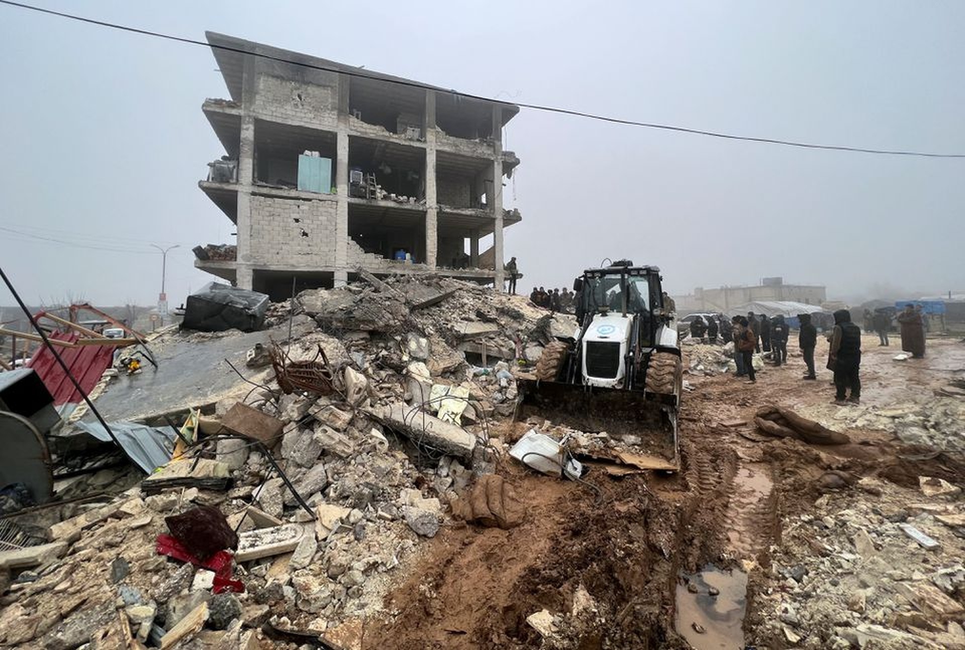 Thổ Nhĩ Kỳ, Syria tan hoang như bãi chiến trường sau động đất kinh hoàng - 6 Thổ Nhĩ Kỳ, Syria tan hoang như bãi chiến trường sau động đất kinh hoàng - 6