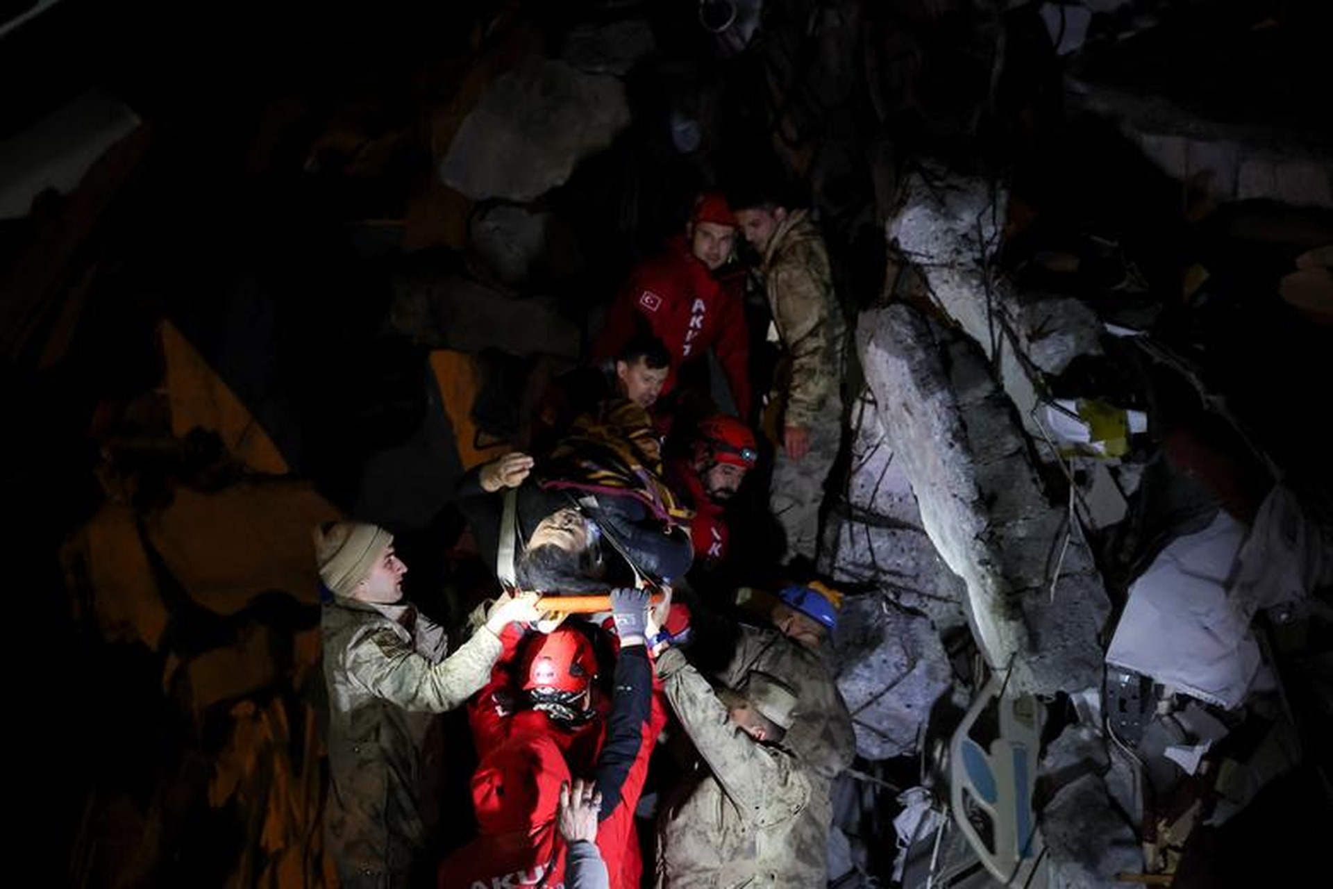 Thổ Nhĩ Kỳ, Syria tan hoang như bãi chiến trường sau động đất kinh hoàng - 3 Thổ Nhĩ Kỳ, Syria tan hoang như bãi chiến trường sau động đất kinh hoàng - 3