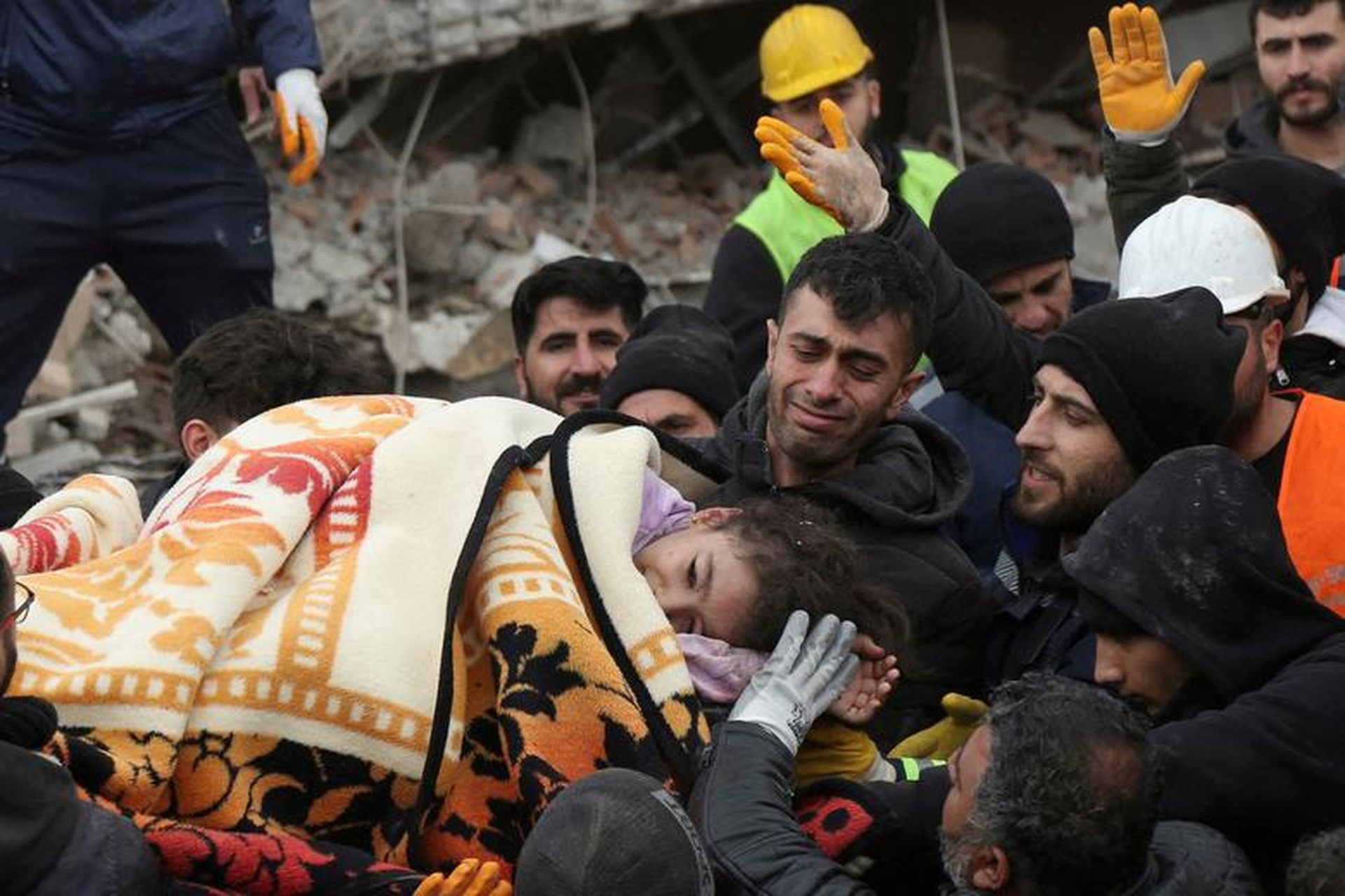Thổ Nhĩ Kỳ, Syria tan hoang như bãi chiến trường sau động đất kinh hoàng - 9 Thổ Nhĩ Kỳ, Syria tan hoang như bãi chiến trường sau động đất kinh hoàng - 9