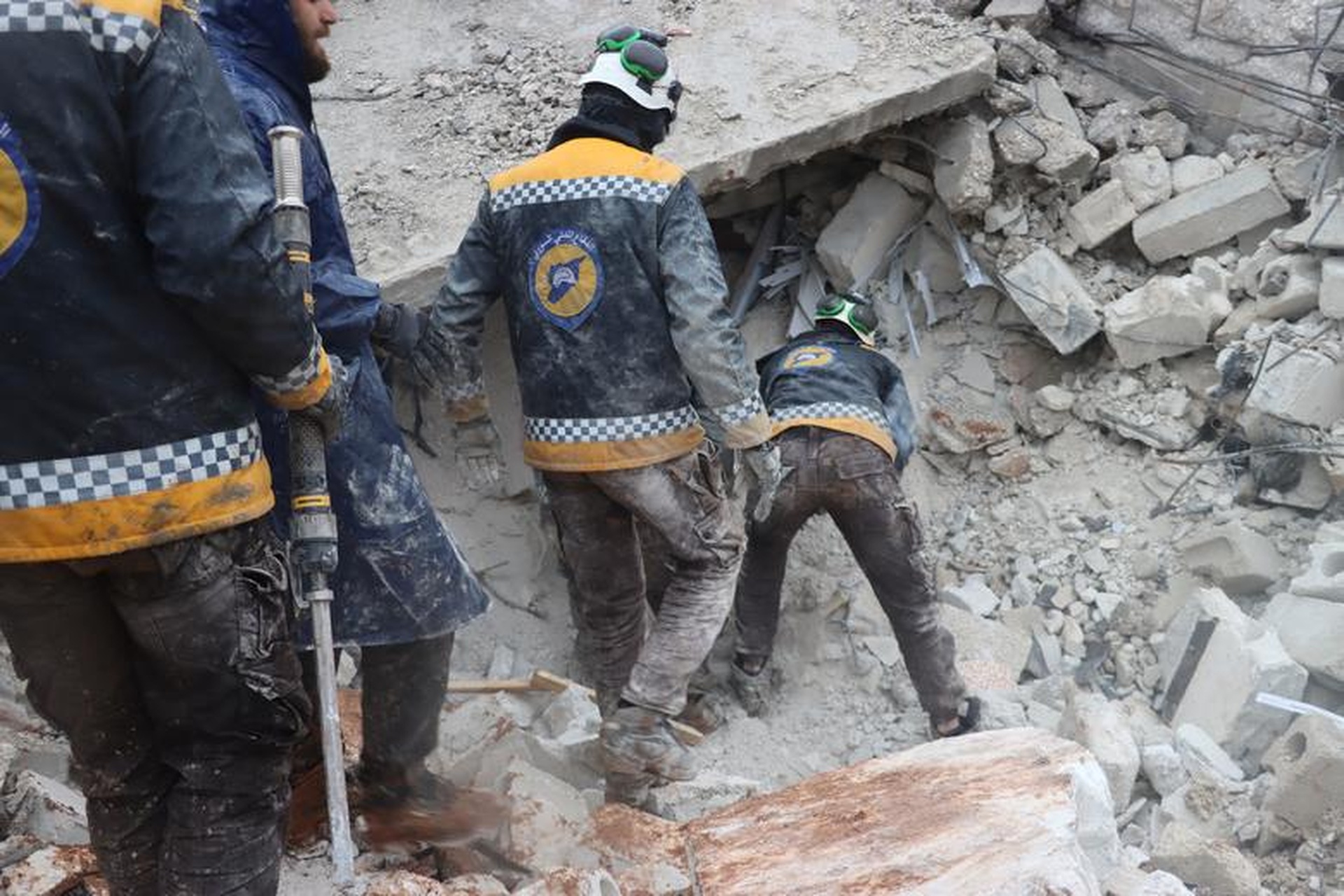 Thổ Nhĩ Kỳ, Syria tan hoang như bãi chiến trường sau động đất kinh hoàng - 12 Thổ Nhĩ Kỳ, Syria tan hoang như bãi chiến trường sau động đất kinh hoàng - 12