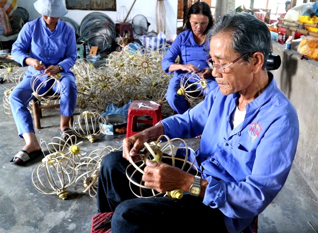 Độc đáo nghề làm lồng đèn hơn 400 tuổi ở Hội An - 4