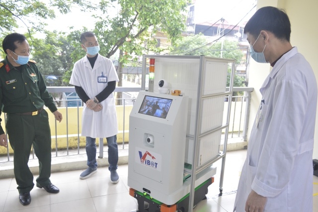 viet nam che tao thanh cong robot van chuyen trong cac khu vuc cach ly