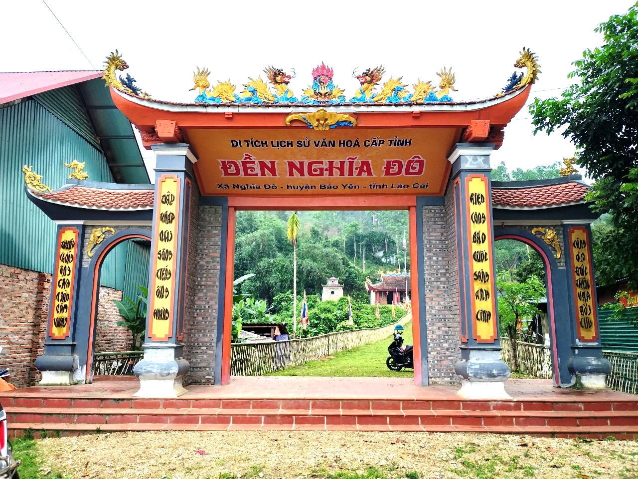 Ngôi đền thờ Chúa Bầu dưới chân núi Pú Chè