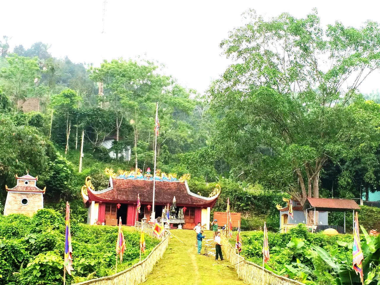 Ngôi đền thờ Chúa Bầu dưới chân núi Pú Chè