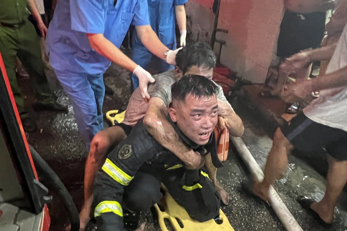 Chiến sĩ cảnh sát kể khoảnh khắc lao vào đám cháy cõng người mắc kẹt - 2
