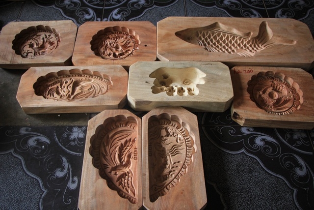 Nghệ nhân 40 năm “giữ hồn” cho chiếc bánh Trung thu truyền thống