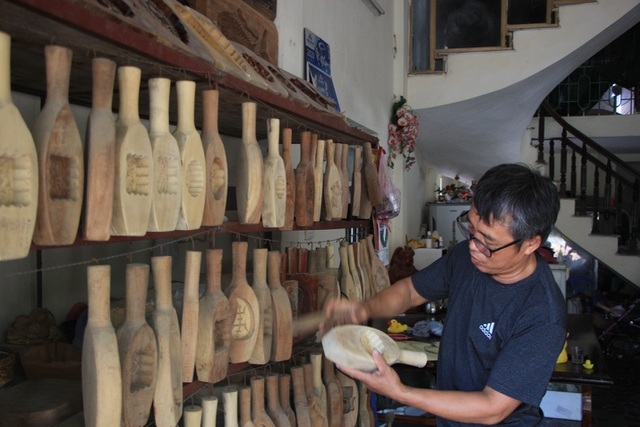 Nghệ nhân 40 năm “giữ hồn” cho chiếc bánh Trung thu truyền thống