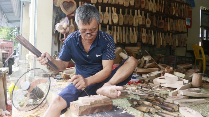 Nghệ nhân làm khuôn bánh trung thu rộng 2m vào mùa kiếm trăm triệu đồng - 1