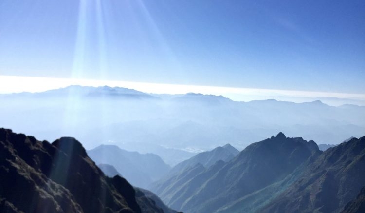 Hùng vỹ biển mây phía xa chân trời