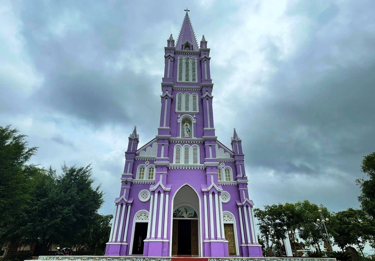 Check-in nhà thờ màu tím nổi bật nhất xứ Nghệ