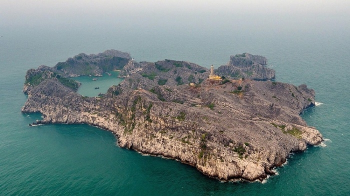 Đảo Long Châu - Vẻ đẹp hoang sơ, kỳ vĩ giữa vịnh Lan Hạ