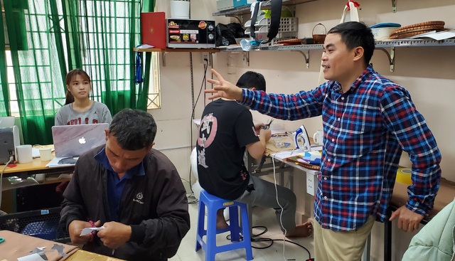 Người đàn ông khuyết tật thành công với ý tưởng biến rác thành tiền - 2