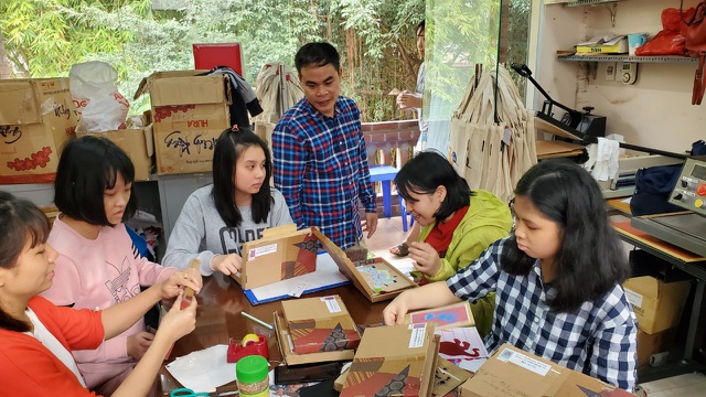 Người đàn ông khuyết tật thành công với ý tưởng biến rác thành tiền - 4