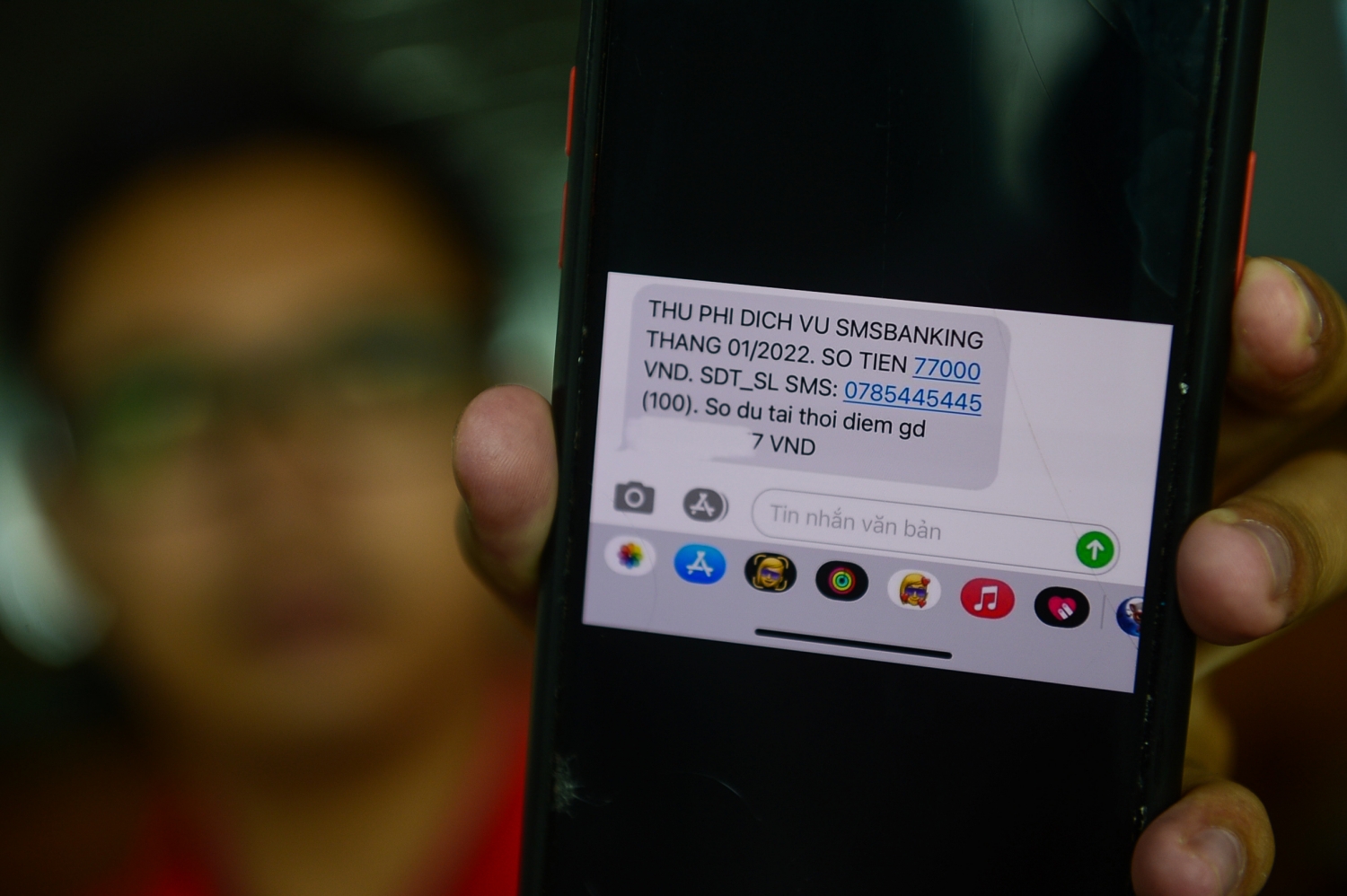 Tin nhắn thu phí dịch vụ SMS banking tháng 1-2022 là 77.000 đồng từ Vietcombank - Ảnh: Q.ĐỊNH