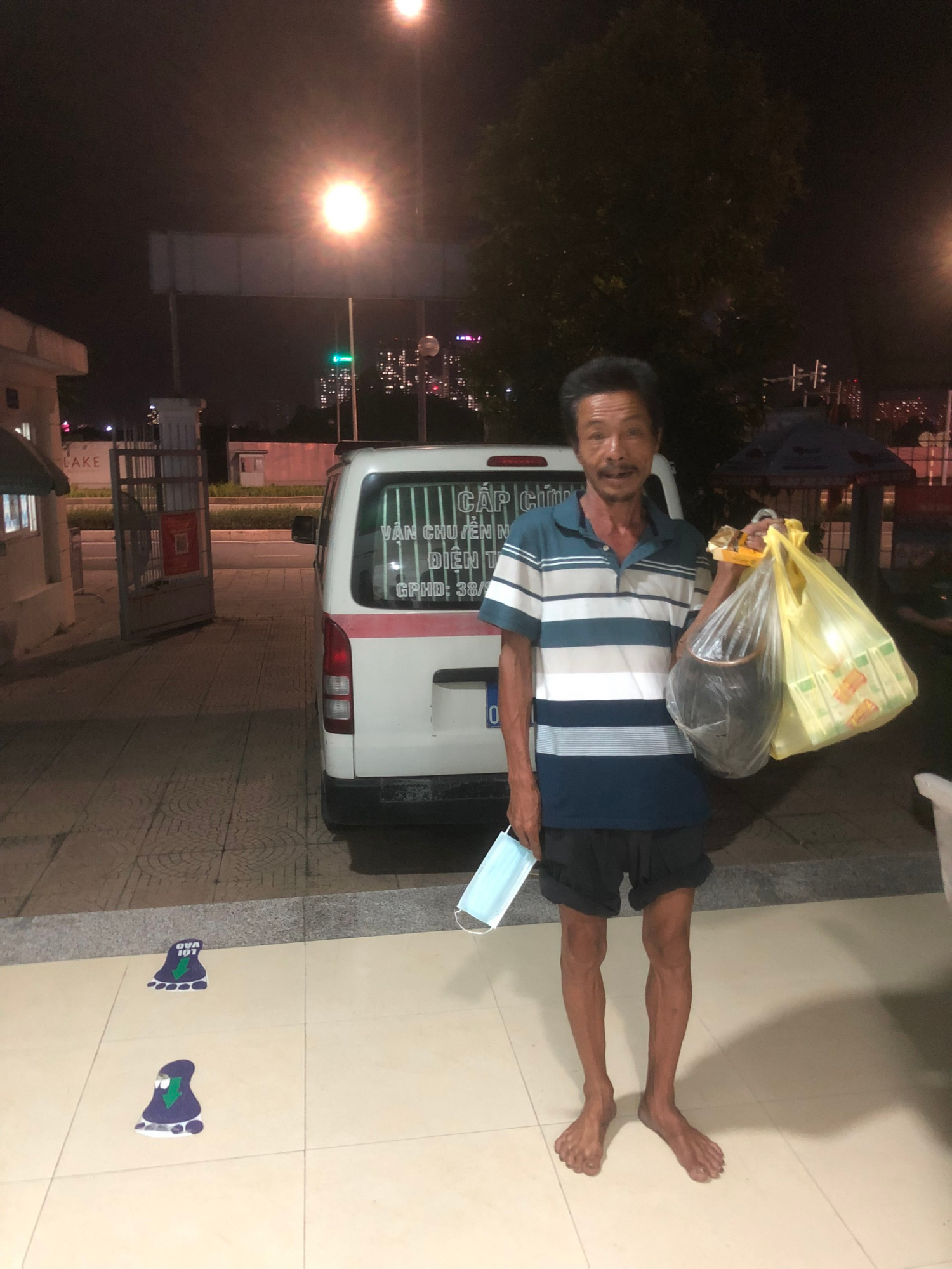 Công an phường Xuân Tảo giúp đỡ người bệnh tâm thần tìm được thân nhân