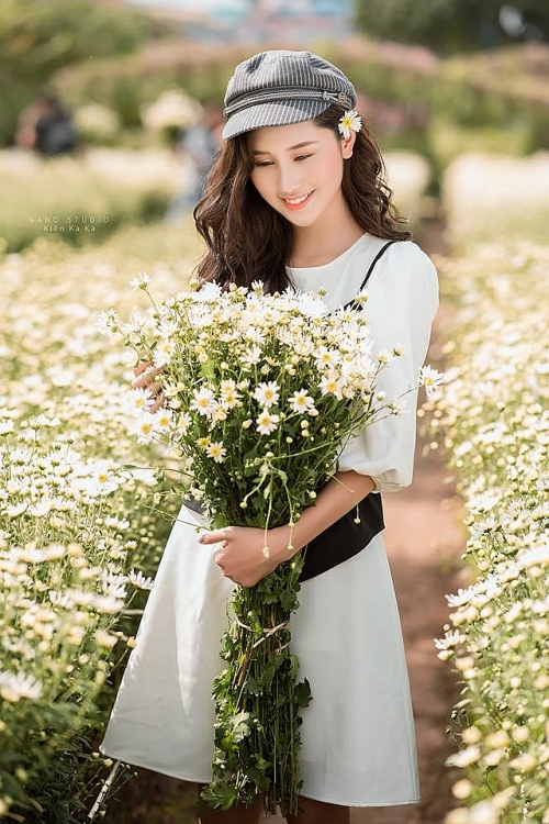 cac ban tre hao huc ru nhau check in vuon cuc hoa mi tuyet dep