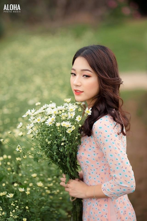 cac ban tre hao huc ru nhau check in vuon cuc hoa mi tuyet dep