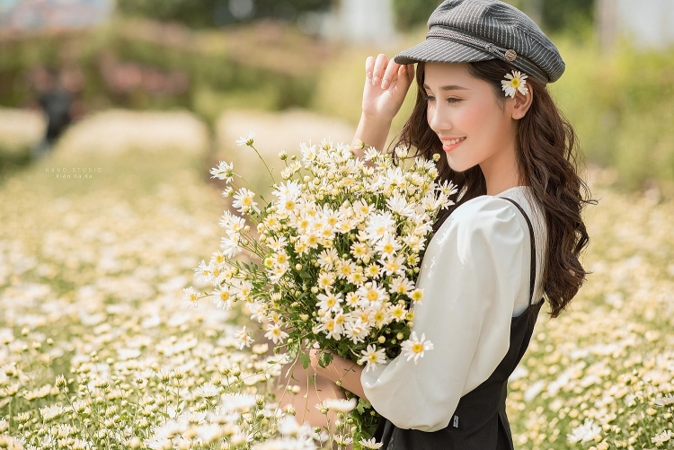 cac ban tre hao huc ru nhau check in vuon cuc hoa mi tuyet dep