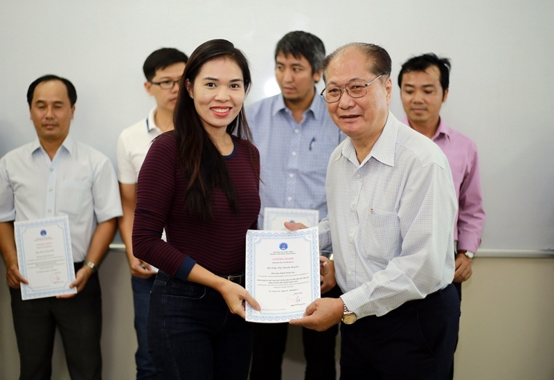 hoi dau khi be giang khoa hoc va trao chung chi cho can bo vietsovpetro