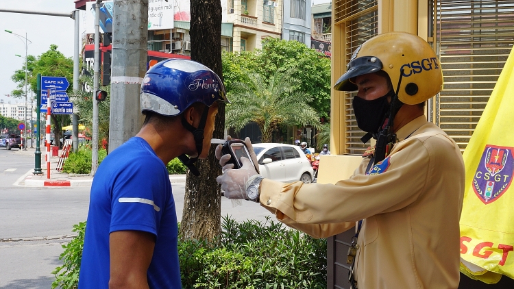 [ẢNH] Cảnh sát giao thông Hà Nội xử lý vi phạm nồng độ cồn trong mùa dịch Covid-19