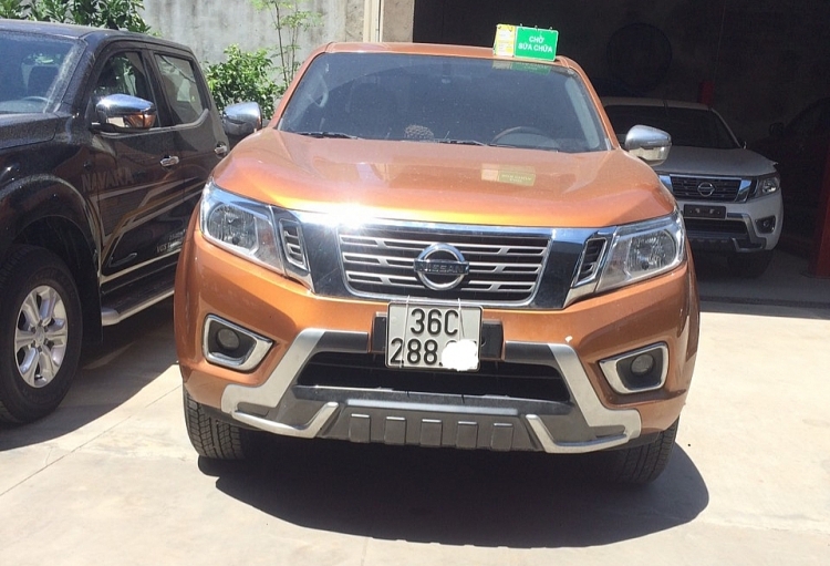nhan trai dang khi mua xe nissan nhap khau nguyen chiec