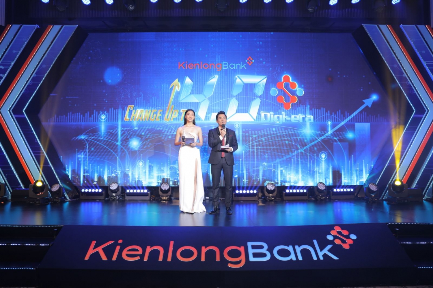 Mãn nhãn với chương trình biểu diễn nghệ thuật tại sự kiện kỷ niệm 26 năm KienlongBank